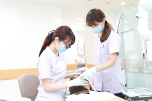 学芸大学の歯医者・玄和堂歯科診療所の衛生士は、積極的に自己研鑽に励み、エアフロークリーニングを同じクオリティで提供いたします。