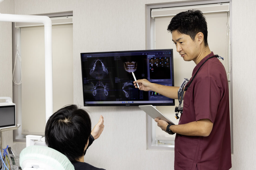 玄和堂歯科診療所の口腔外科医が説明をしている様子